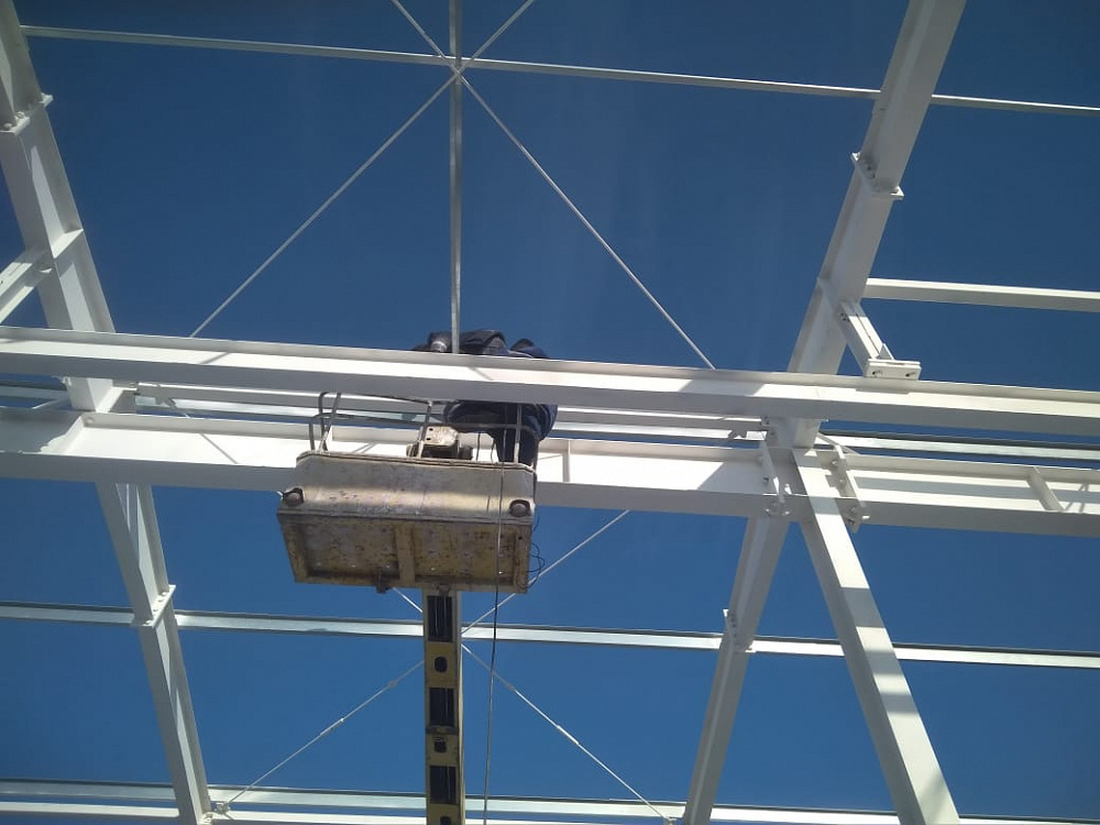 Цех производственного назначения со встроенными помещениями и подвесным краном грузоподъемностью 5 т