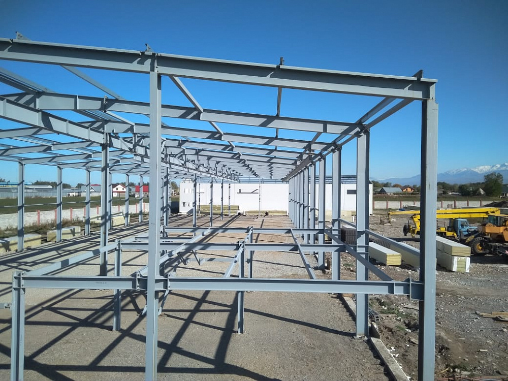 Цех производственного назначения со встроенными помещениями и подвесным краном грузоподъемностью 5 т